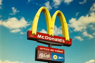 История успеха Макдоналдса! Вот как менялся логотип именитой фастфуд-франшизы