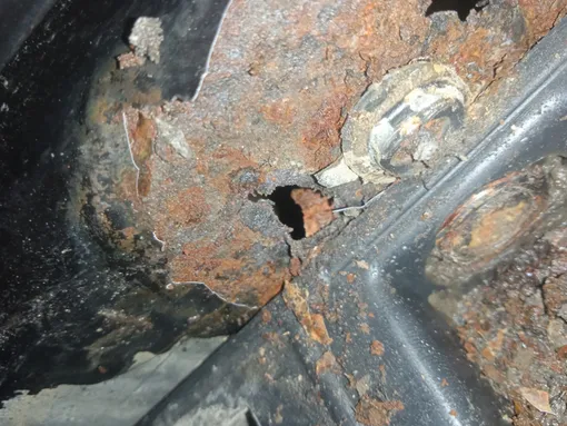 Ржавчина на пороге 12-летнего Renault Duster. Этот автомобиль еще долго продержался: спасибо дорожным службам Псковской области, рассыпающим соль редко и мало. сквозная коррозия на металле автомобиля