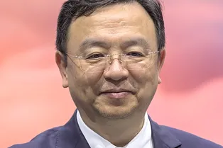 Как основатель BYD выпил жидкость из аккумулятора, чтобы привлечь инвесторов Как основатель BYD выпил жидкость из аккумулятора, чтобы привлечь инвесторов