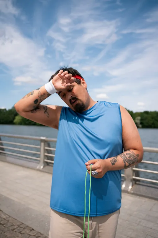 мужчина занимается спортом