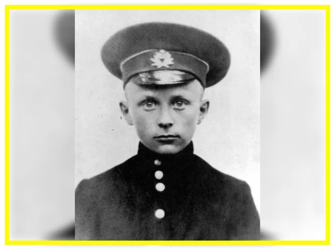 Уверены, вы знаете имя этого мальчика. Кто на фото?