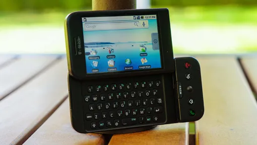 Самый первый Android T-Mobile G1 назывался также HTC Dream. И правда, для 2008 года выглядит, как мечта! Первый Android