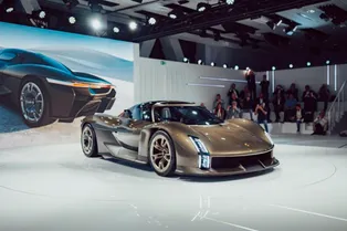 Он поставил Tesla на место: Porsche выпускает 900-вольтовый гиперкар к 75-летию компании Он поставил Tesla на место: Porsche выпускает 900-вольтовый гиперкар к 75-летию компании