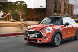 MINI получил новую коробку, фары и флаг в фонарях MINI получил новую коробку, фары и флаг в фонарях