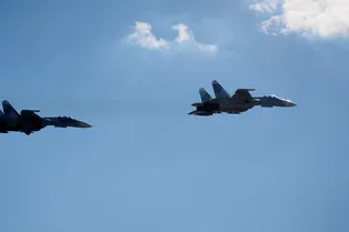 Су-27 взлетели сквозь мощный ливень: видео