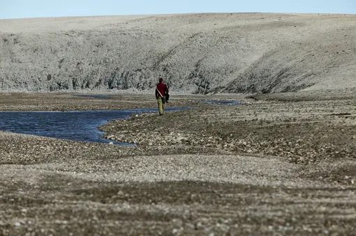 Кратер Хотон на острове Девон, где был найден окаменелый скелет Epiaceratherium itjilik. Кратер Хотон на острове Девон, где был найден окаменелый скелет Epiaceratherium itjilik.