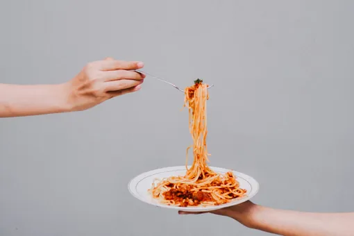 Ученые раскрыли секрет идеальных спагетти — это глютен и соль