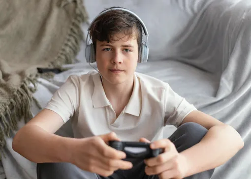 мальчик за видеоигрой