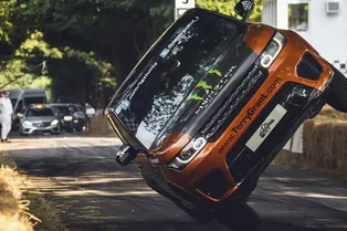 Land Rover побил рекорд езды на двух колёсах Land Rover побил рекорд езды на двух колёсах