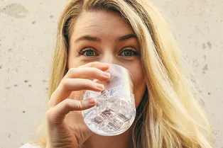 Почему вам стоит начать пить воду натощак: полезный совет для вашего здоровья Почему вам стоит начать пить воду натощак: полезный совет для вашего здоровья