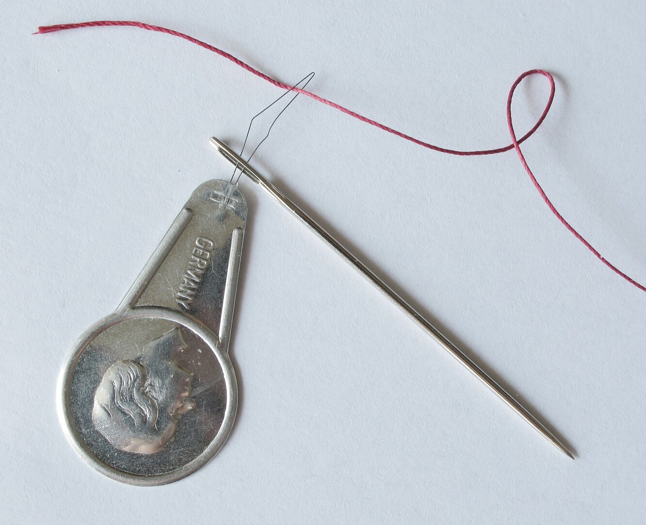 Как вдеть нитку в иголку: 5 лайфхаков