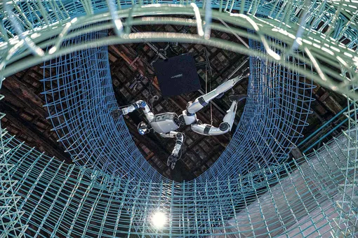 робот в башне из арматуры