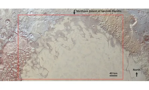 На этой цветной мозаике, составленной из снимков, полученных аппаратом NASA New Horizons, изображен северный ледник Плутона — Равнина Спутника. Красная рамка добавлена для обозначения большей части региона, в котором находятся темные образования, связанные с увлажнением ледника жидким азотом, образующимся в результате таяния ледниковой основы под его поверхностью. NASA / Johns Hopkins APL / SwRI.