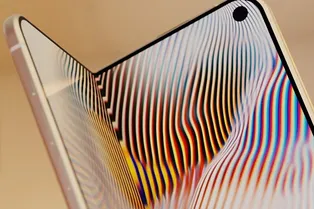 Apple разработала экран-бутерброд для складного iPhone: у него будет одна особенность