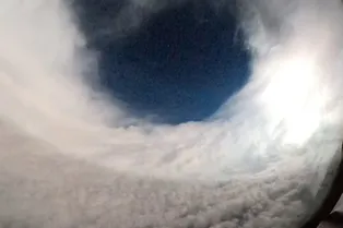 Метеорологи показали, что происходит внутри жуткого урагана Ли: это завораживает!