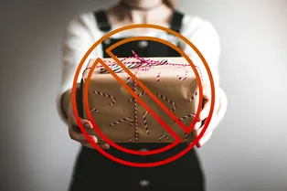 Весы, часы, кружки и еще 7 вещей, которые нельзя дарить на Новый год