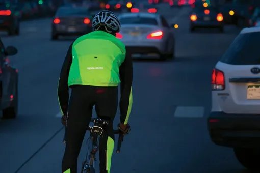 Крутите педали осенью? Оставьте дома яркий жилет – он вам не поможет, утверждает ученый
