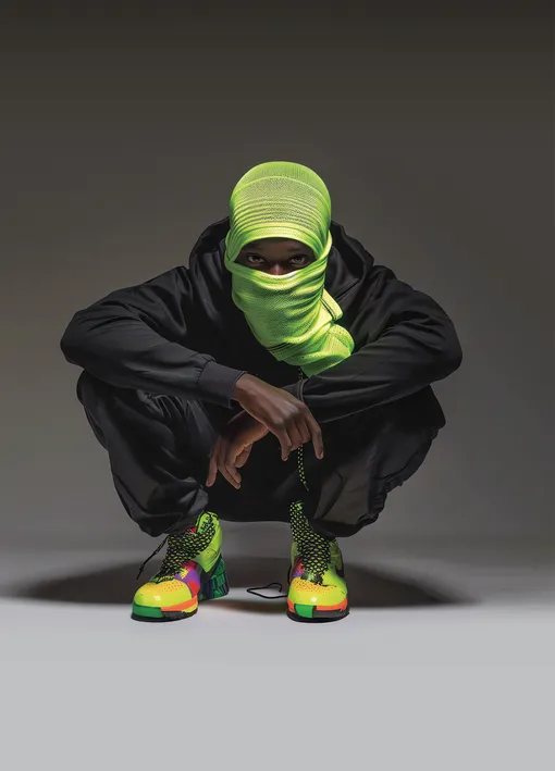 мужчина в неоновой шапке