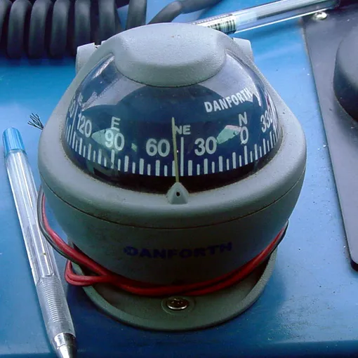 Так выглядит жидкостный компас, используемый на лодке Жидкостный компас