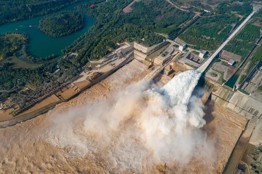 Регулярная промывка отложений в водохранилище Сяоланди, Китай способствует поддержанию его емкости. Регулярная промывка отложений в водохранилище Сяоланди, Китай способствует поддержанию его емкости.