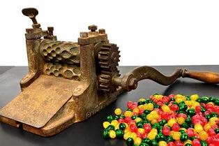 Новая жизнь старых вещей: посмотрите, как реставрируют винтажную машинку для изготовления конфет Новая жизнь старых вещей: посмотрите, как реставрируют винтажную машинку для изготовления конфет
