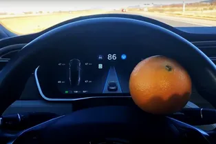 Автопилот Tesla обманули... апельсином Автопилот Tesla обманули... апельсином