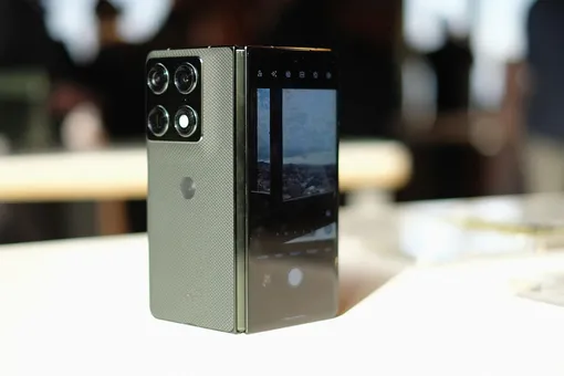 Обзор Motorola Razr Fold: яркость, большая батарея и пять камер Обзор Motorola Razr Fold: яркость, большая батарея и пять камер