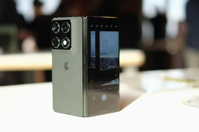 Обзор Motorola Razr Fold: яркость, большая батарея и пять камер