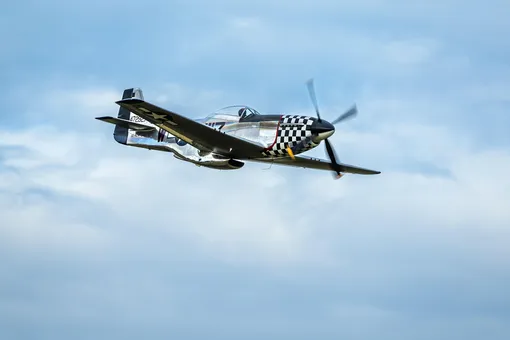 P-51D Mustang Истребитель P-51D Mustang в полете