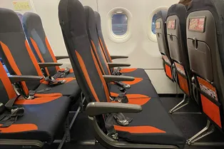 Люди выбирают самые опасные места в салоне самолета, и вот почему