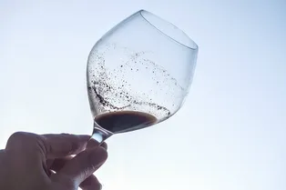 Почему в вине образуется осадок и как его удалить