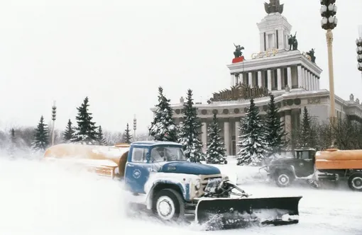 уборка площади вднх коммунальными грузовиками зил-130 уборка площади вднх коммунальными грузовиками зил-130