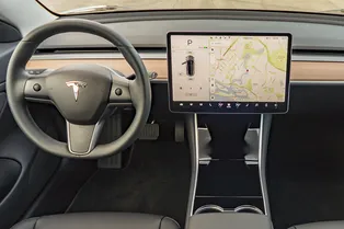 Полицейский остановил Tesla из-за панели приборов