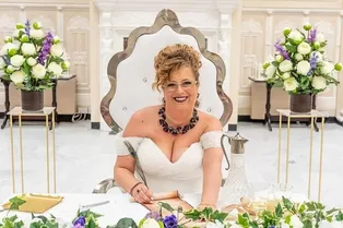 Женщина 20 лет копила на свадьбу, не нашла мужа и сыграла свадьбу с самой собой!