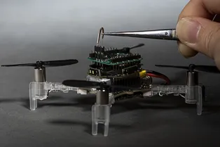 Создан дрон-киборг, который определяет запахи с помощью антенны живого мотылька