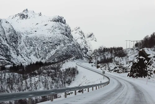 Кстати, о «тапках», то есть о педалях: как правильно тормозить, если предстоит повернуть на гололеде?