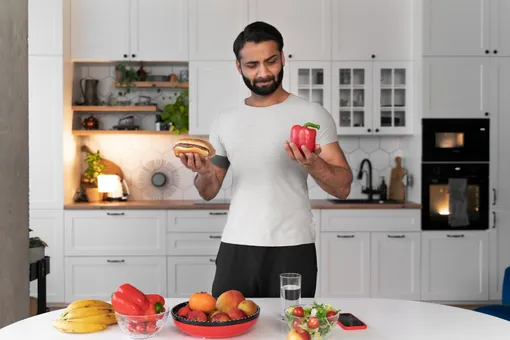 мужчина ест