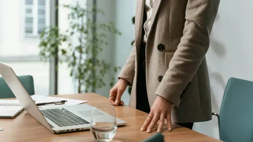 конец рабочего дня ноутбук человек в деловом костюме