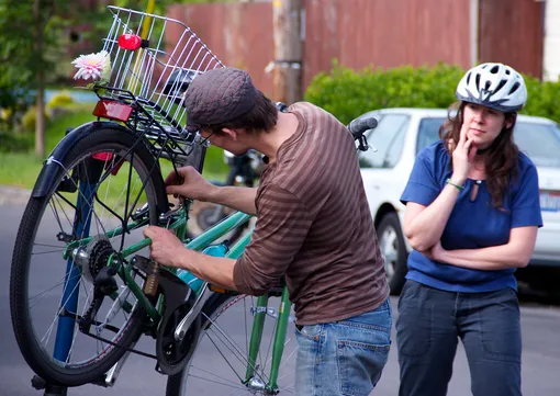 27% велосипедистов, столкнувшись с проблемой, пробуют починить самостоятельно. Ремонт велосипеда на улице
