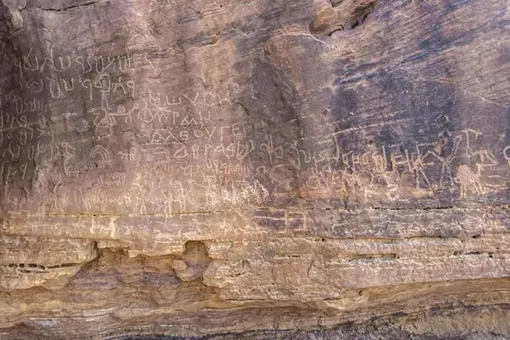 Археологи обнаружили в египетской пустыне наскальные рисунки возрастом 10 000 лет Археологи обнаружили в египетской пустыне наскальные рисунки возрастом 10 000 лет