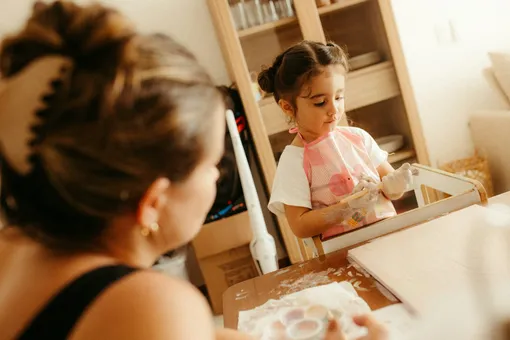 Девочка рисует