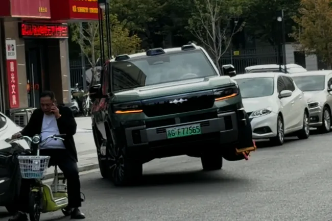 Смешной инцидент: в Китае внедорожник BYD уехал с парковки на трех колесах, унося блокиратор на четвертом