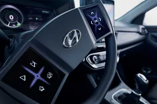 Hyundai заменит кнопки на руле тачскринами