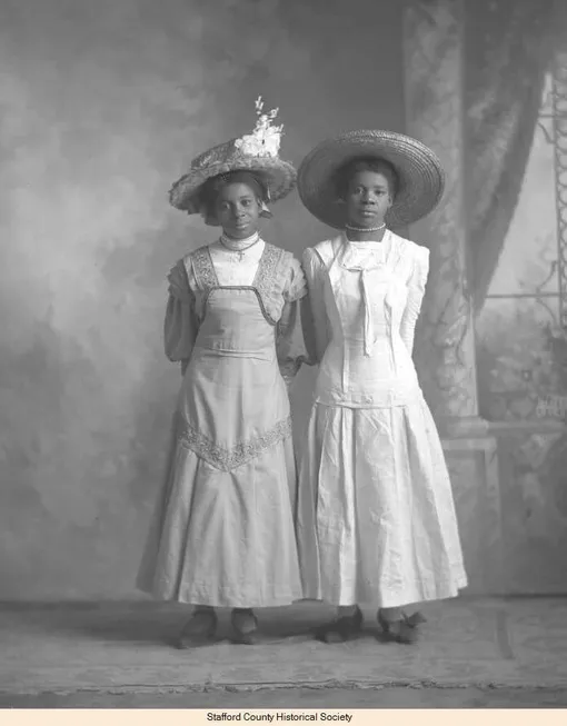 Близнецы Элси и Лела Скотт родились в семье эмигрантов из Канзаса в 1889 году.