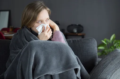 простуда девушка болеет дома насморк болезнь фото