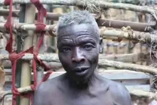 Страх соблазна! Пожилой девственник из Руанды отгородился от женщин, построив крепость из палок