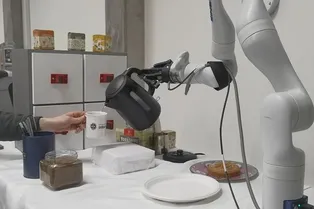 Британские ученые создали робо-руку, чтобы готовить кофе! Вот почему это достижение Британские ученые создали робо-руку, чтобы готовить кофе! Вот почему это достижение