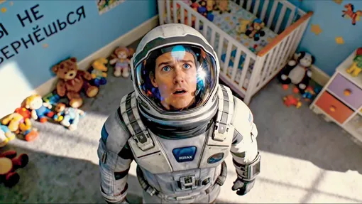 человек в костюме космонавта смотрит вверх