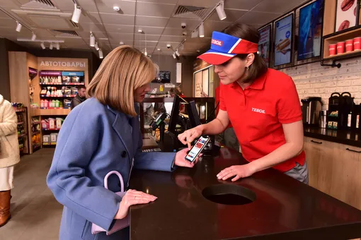 покупатель и продавец на АЗС