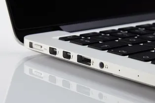 Apple уберёт разъёмы USB с ноутбуков